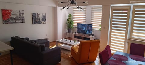 Communal lounge/ TV room, TV and multimedia, Living room, Seating area, Evening entertainment