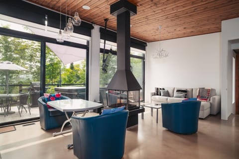 Seating area, Dining area