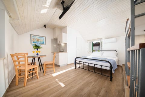 Seating area, Bedroom, City view