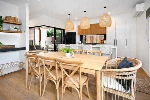 Kitchen or kitchenette, Living room, Seating area, Dining area, minibar, pet friendly, stove