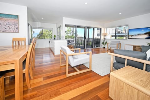TV and multimedia, Kitchen or kitchenette, Living room, Seating area, Dining area