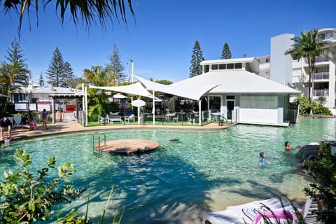 Property building, Day, Garden, Garden view, Pool view, Swimming pool, sunbed