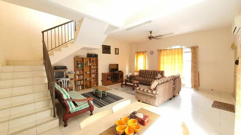 Communal lounge/ TV room, TV and multimedia, Living room, Seating area, Evening entertainment