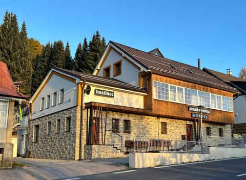 Property building, Restaurant/places to eat, Day, Street view