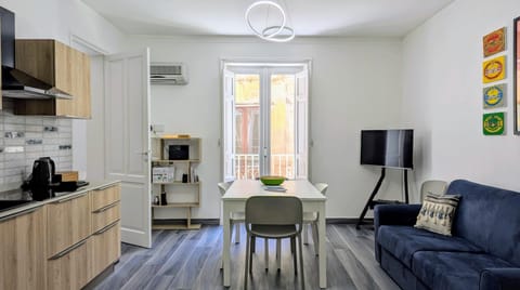 TV and multimedia, Kitchen or kitchenette, Living room, Seating area, Dining area, kitchen, air conditioner