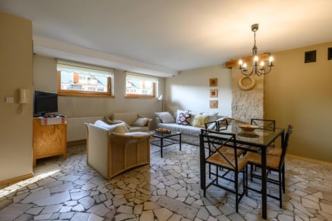 TV and multimedia, Kitchen or kitchenette, Living room, Seating area, Dining area