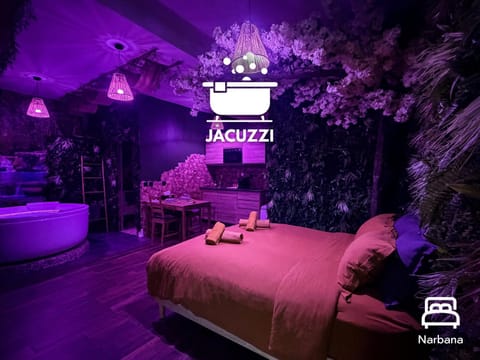 Bed, Hot Tub, View (from property/room), Decorative detail, Bedroom, kitchen