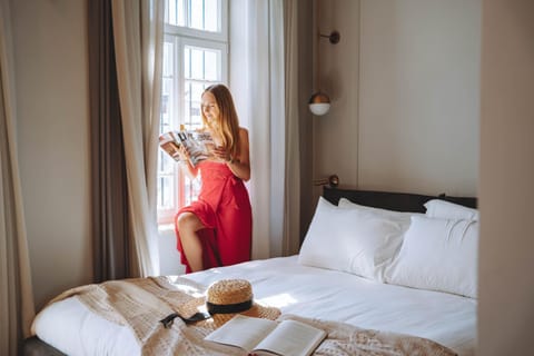 Toilet, Bed, Bedroom, Guests