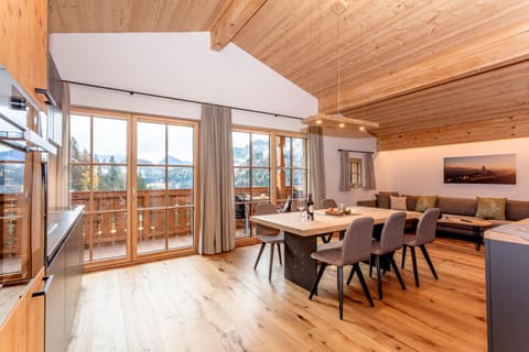 Seating area, Dining area