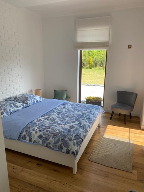 Bed, Seating area, Bedroom