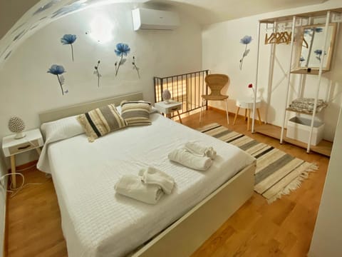 Bedroom, wardrobe, air conditioner