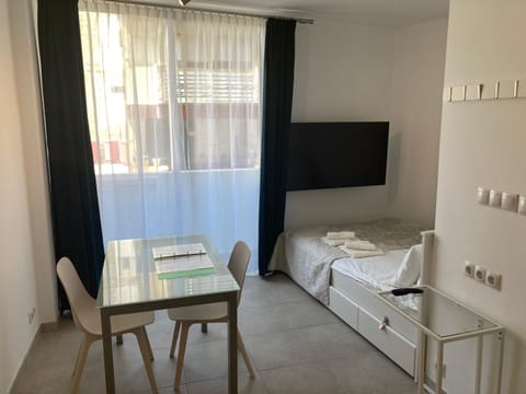 Bed, TV and multimedia, Dining area