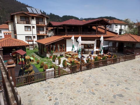 Property building, Day, Natural landscape, Seating area