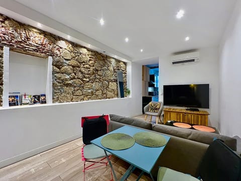 Communal lounge/ TV room, TV and multimedia, Living room, Seating area, air conditioner