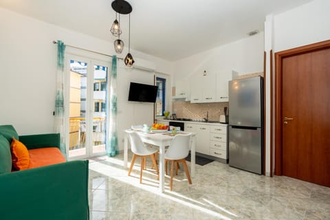 TV and multimedia, Kitchen or kitchenette, Living room, Seating area, Dining area, oven, stove