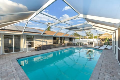 Pool view, Swimming pool, sunbed