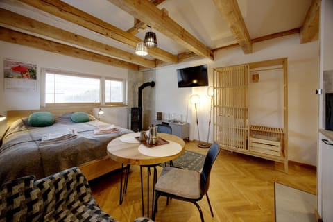 Bed, TV and multimedia, Living room, Photo of the whole room, Seating area, Dining area, Bedroom, wardrobe