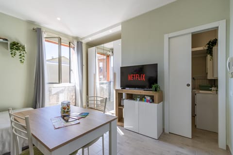 Day, TV and multimedia, Living room, Seating area