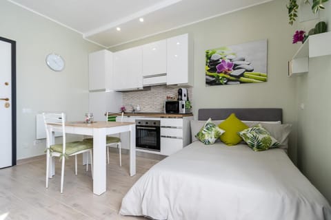 Bed, Kitchen or kitchenette, Photo of the whole room, Dining area, Bedroom, minibar, pet friendly, stove