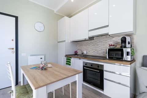 Kitchen or kitchenette, Seating area, Dining area, minibar, pet friendly, stove