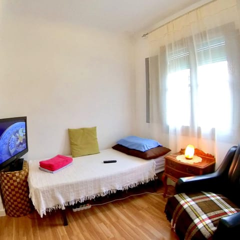 Bed, TV and multimedia, Bedroom, towels