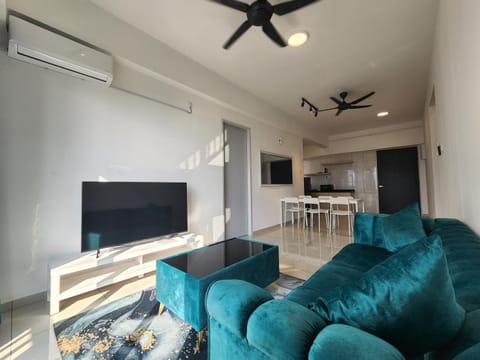 Communal lounge/ TV room, TV and multimedia, Kitchen or kitchenette, Living room, Seating area, Dining area, Evening entertainment, fireplace, minibar, air conditioner