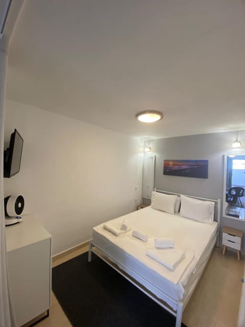 Bed, TV and multimedia, Photo of the whole room, Bedroom, towels