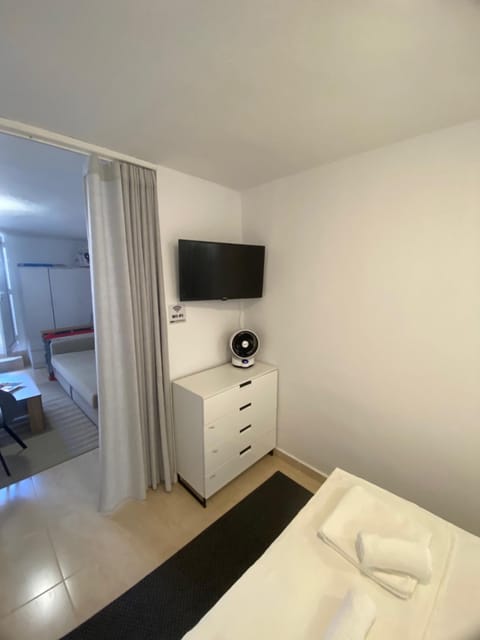 Bed, TV and multimedia, Photo of the whole room, Bedroom, hair dresser, towels