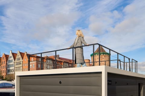 Property building, Day, Balcony/Terrace