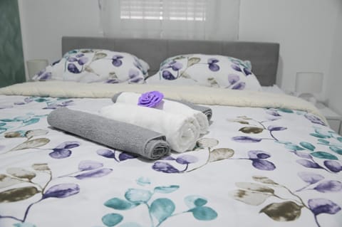 Bed, Bedroom, towels