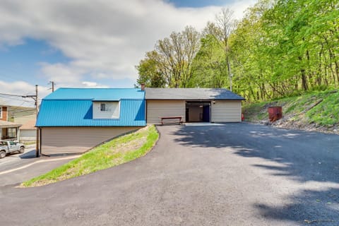 7 Mi to Whitewater Rafting Cozy Lansford Cabin! Cabin in Pocono Mountains