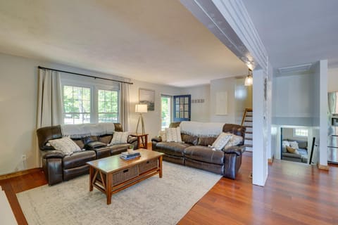 Lakefront Vacation Rental with Views and Hot Tub! House in Bracey