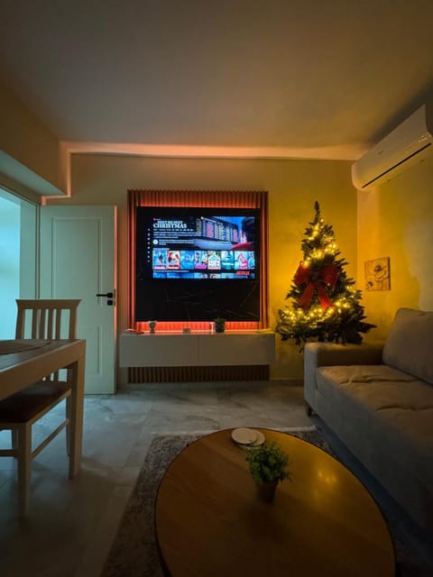 Communal lounge/ TV room, TV and multimedia, Living room, Seating area, Evening entertainment