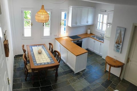 Kitchen or kitchenette, Dining area, oven