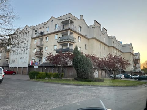 Property building, Neighbourhood, Location