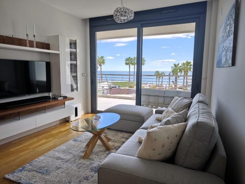 Communal lounge/ TV room, TV and multimedia, Living room, Seating area, Sea view