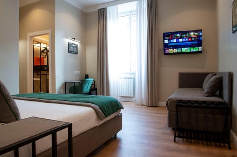 Bed, TV and multimedia, Photo of the whole room, Seating area, Bedroom