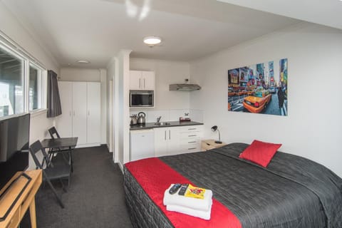 Bed, Kitchen or kitchenette, Photo of the whole room, Dining area, Bedroom, minibar, stove