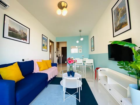 Communal lounge/ TV room, TV and multimedia, Living room, Seating area, Dining area, Evening entertainment