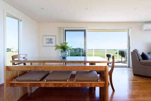 On The Beach & Golf Course Minutes from MTB Trails House in Low Head