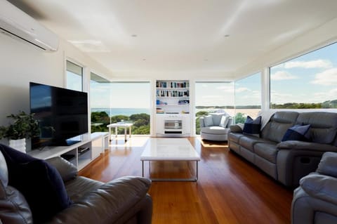 On The Beach & Golf Course Minutes from MTB Trails House in Low Head