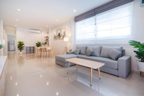 Living room, Seating area, Dining area, air conditioner