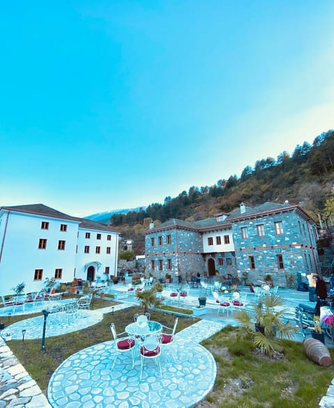 Property building, Spring, Day, Natural landscape, Balcony/Terrace, Mountain view