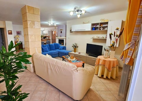 Communal lounge/ TV room, TV and multimedia, Seating area, Evening entertainment