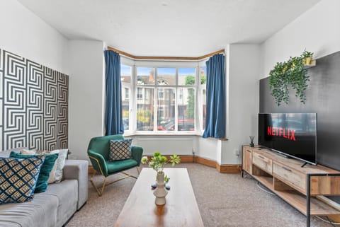 TV and multimedia, Living room, Seating area