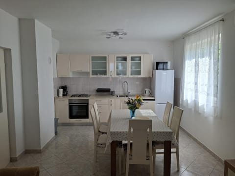 Coffee/tea facilities, Kitchen or kitchenette, Dining area, Sunrise, dishwasher, microwave, stove, kitchen, air conditioner