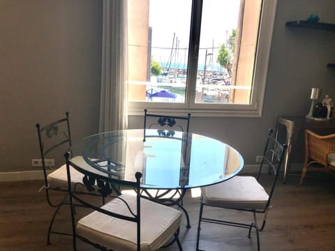 Appartement entier 3 pièces face au port Apartment in Antibes