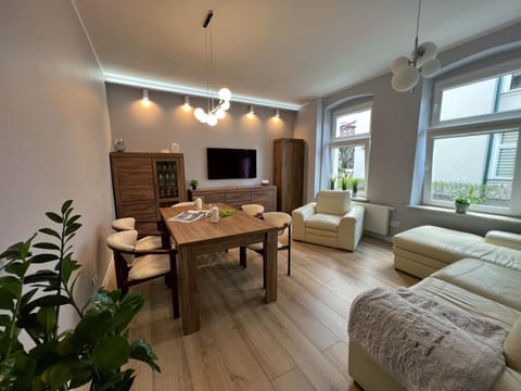 Communal lounge/ TV room, TV and multimedia, Seating area, Dining area, Evening entertainment