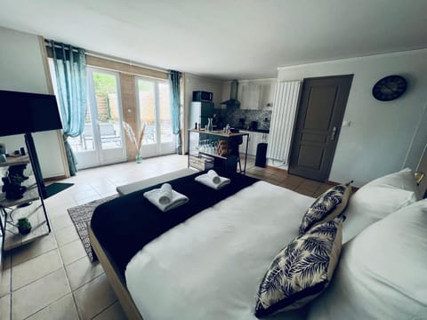 Communal lounge/ TV room, Bed, TV and multimedia, Living room, Photo of the whole room, Seating area, Evening entertainment, Bedroom