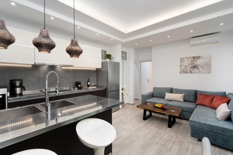 Kitchen or kitchenette, Living room, Seating area, Dining area